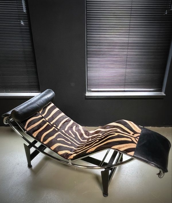 Cassina lc4 chaise lounge zebra.