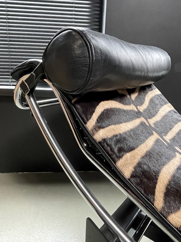 Cassina lc4 chaise lounge zebra.