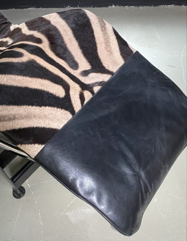 Cassina lc4 chaise lounge zebra.