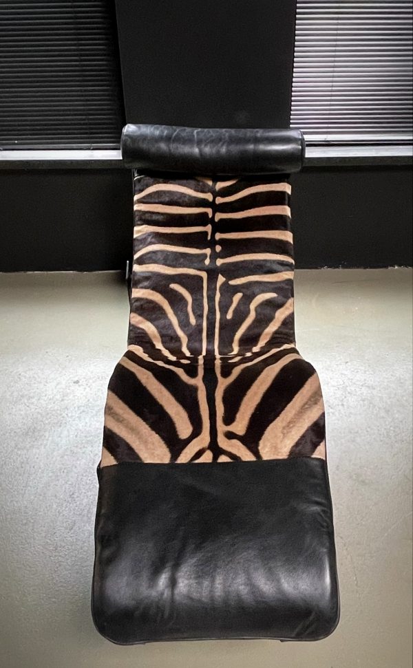 Cassina lc4 chaise lounge zebra.