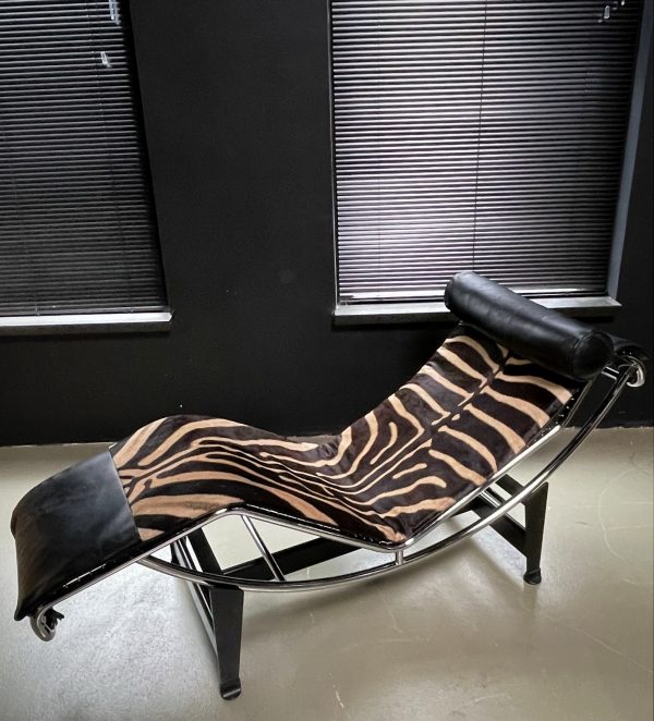 Cassina lc4 chaise lounge zebra.