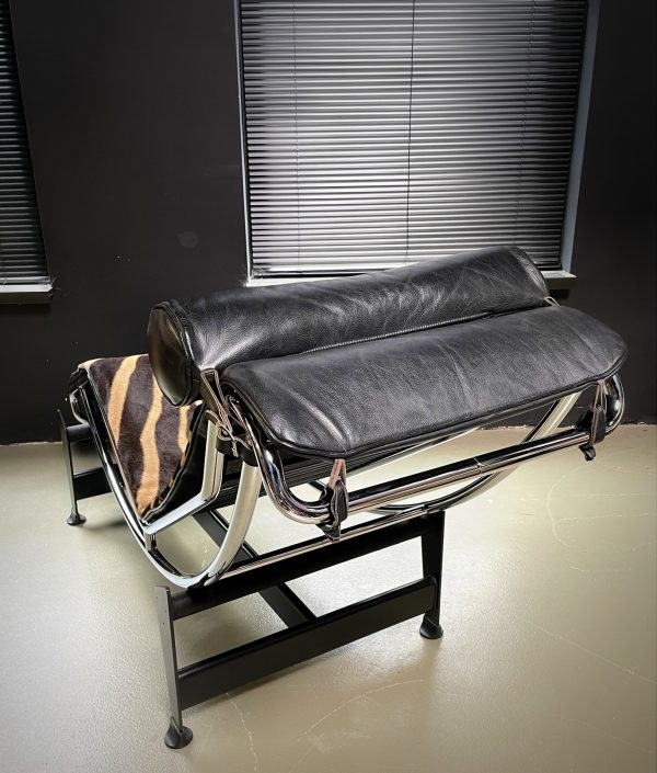 Cassina lc4 chaise lounge zebra.