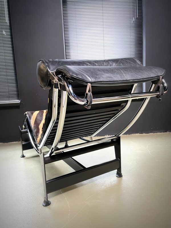 Cassina lc4 chaise lounge zebra.