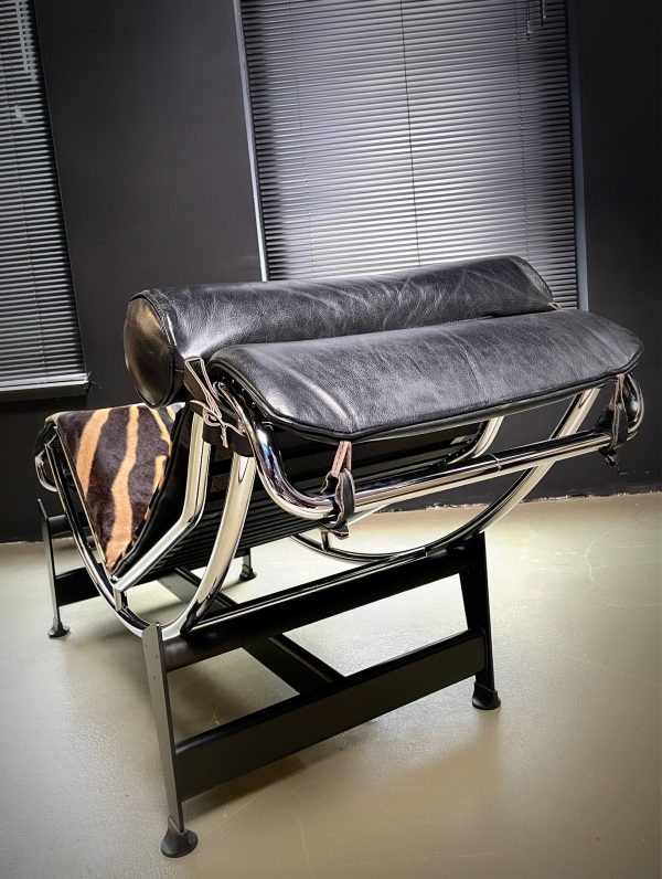 Cassina lc4 chaise lounge zebra.