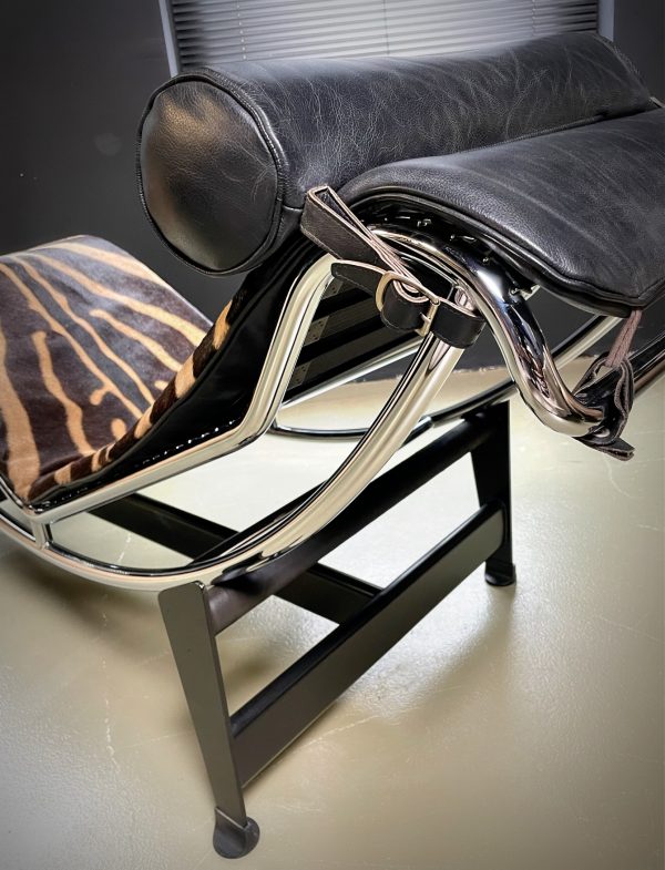 Cassina lc4 chaise lounge zebra.