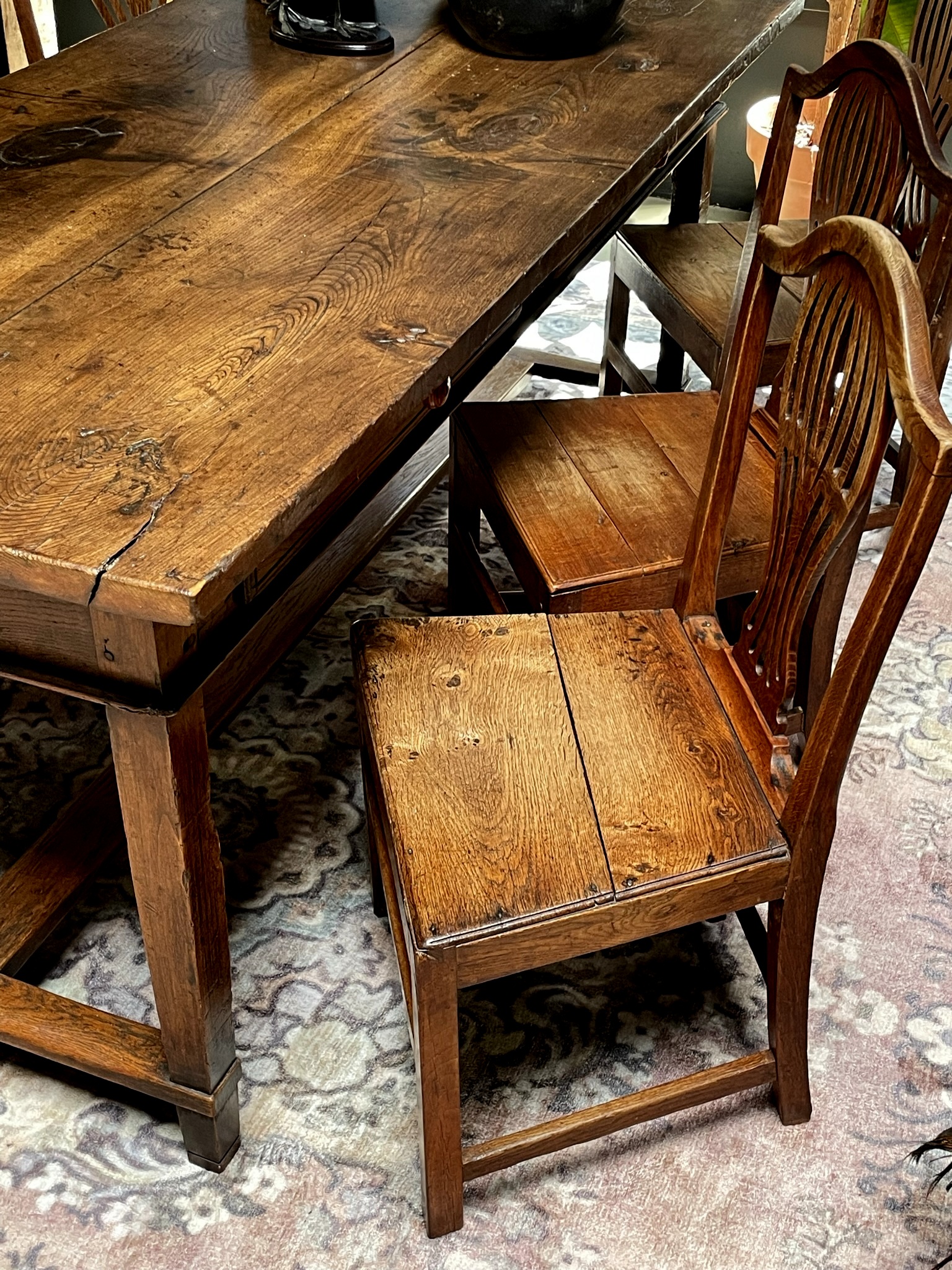 Antieke tafel met 6 stoelen BEAST