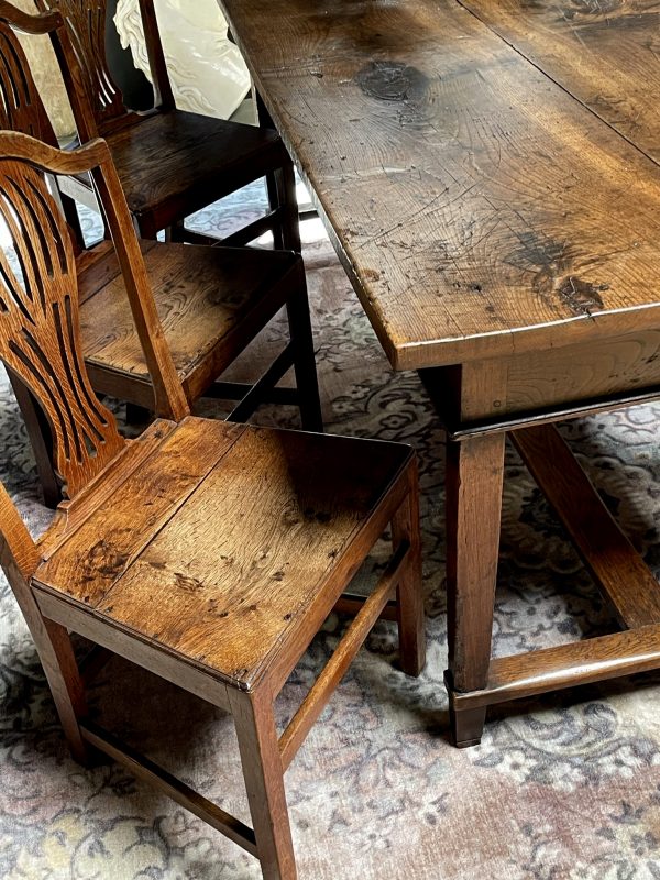 Antieke tafel met 6 stoelen