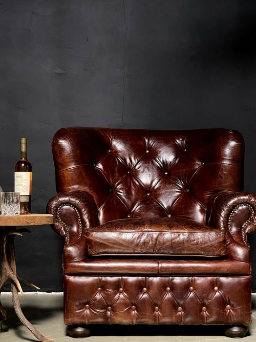 Set vintage leather Chesterfield armchairs