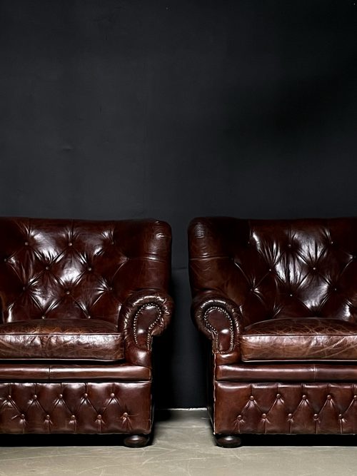 Set vintage leather Chesterfield armchair