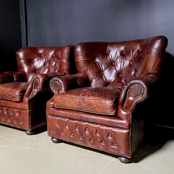 Set vintage leather Chesterfield armchairs