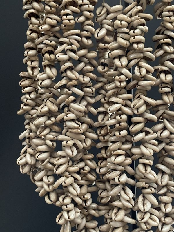 Schelpen ketting op standaard