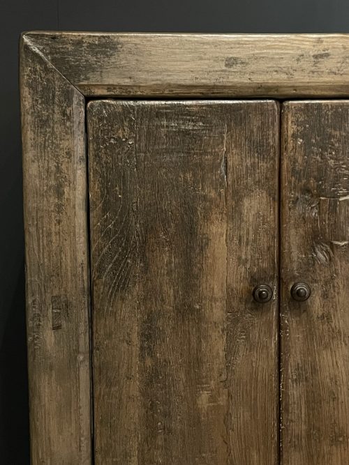 Dressoir met bruine patina