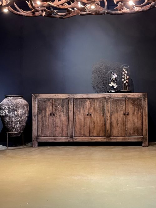 Dressoir met bruine patina