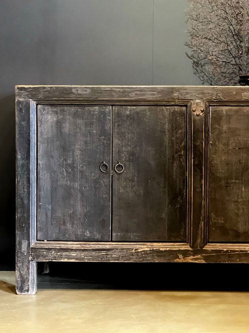 Antiek dressoir met fraaie zwarte patina.