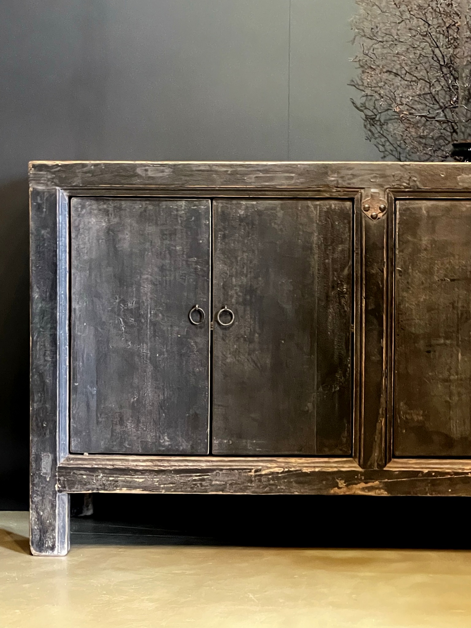 ONWAAR diepte bunker Antiek dressoir met fraaie zwarte patina. - BEAST Interiors