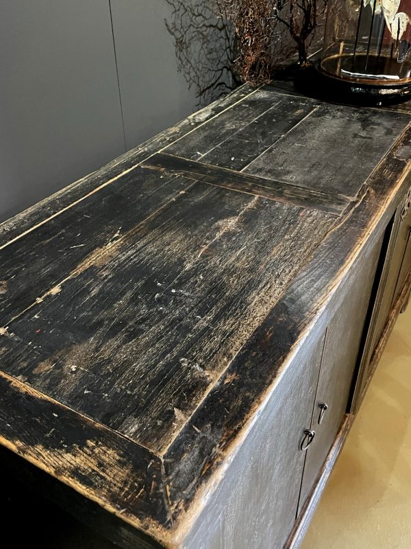 Antiek dressoir met fraaie zwarte patina.