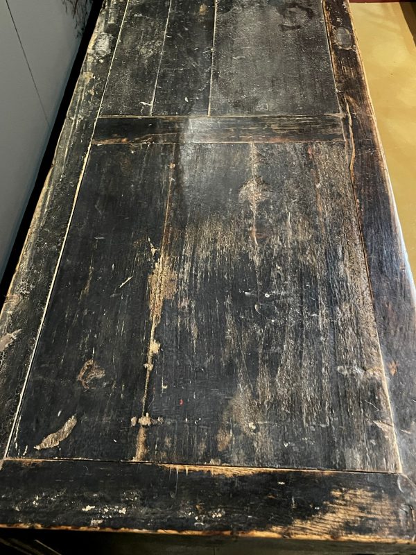 Antiek dressoir met fraaie zwarte patina.