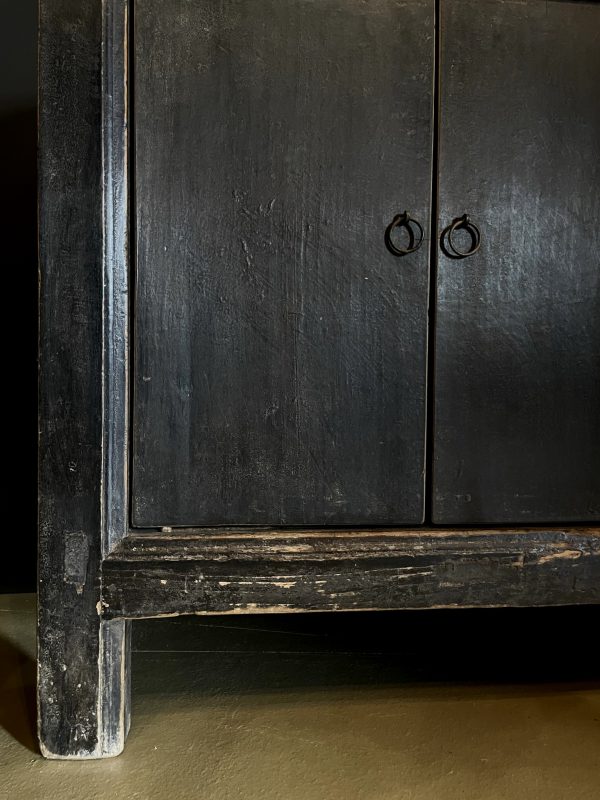 Antiek dressoir met fraaie zwarte patina.