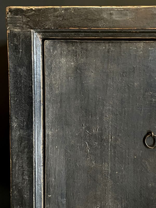 Antiek dressoir met fraaie zwarte patina.