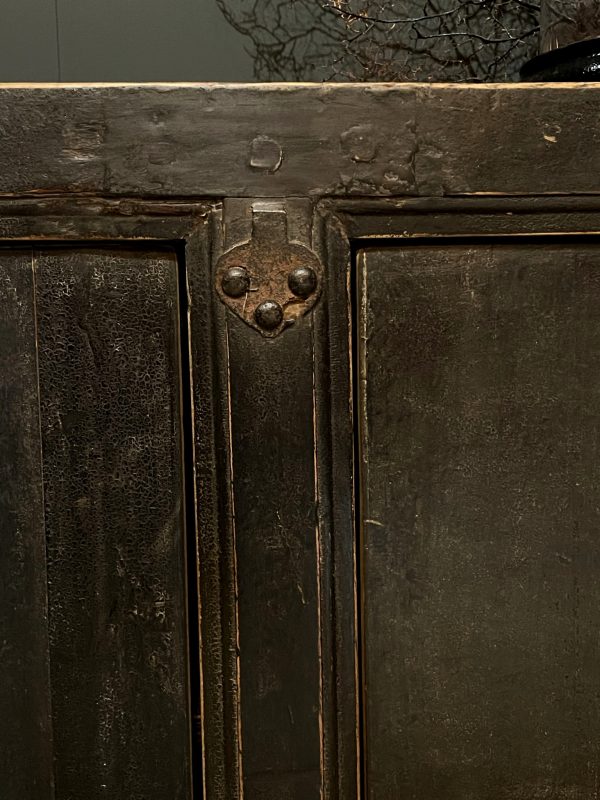 Antiek dressoir met fraaie zwarte patina.