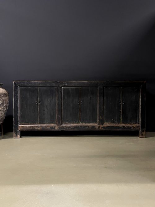 Groot antiek dressoir met fraaie donkere patina