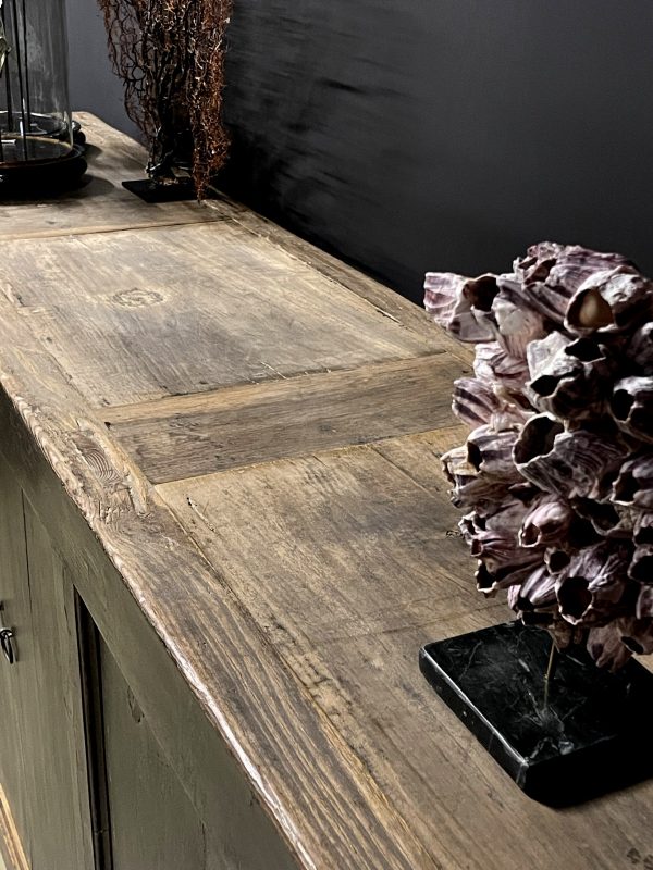 Groot antiek dressoir met fraaie donkere patina