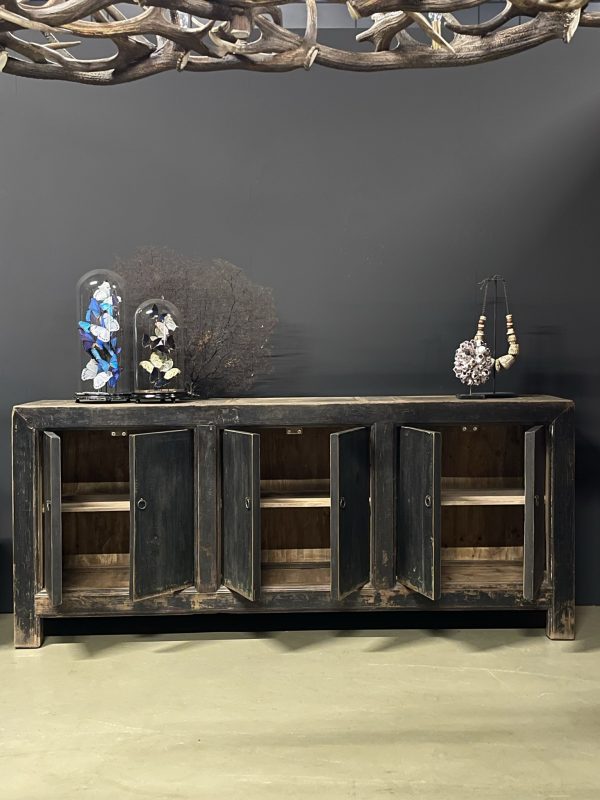 Groot antiek dressoir met fraaie donkere patina