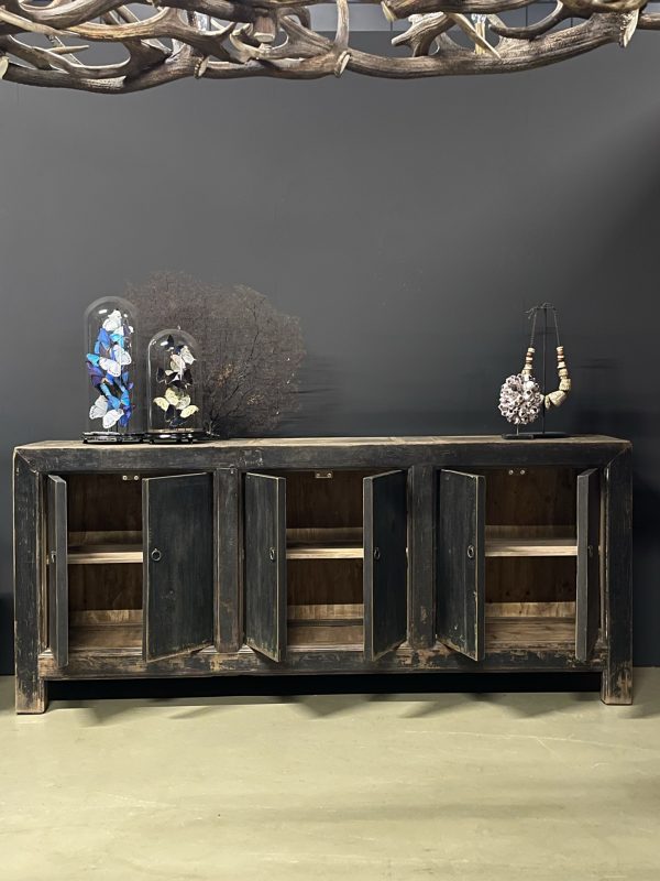 Groot antiek dressoir met fraaie donkere patina