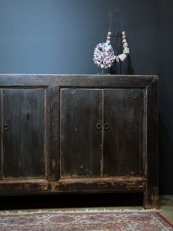 Groot antiek dressoir met fraaie donkere patina