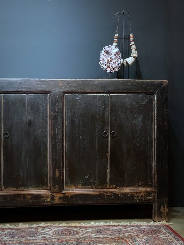 Groot antiek dressoir met fraaie donkere patina