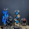 Antieke stolp met een mix van blauwe vlinders