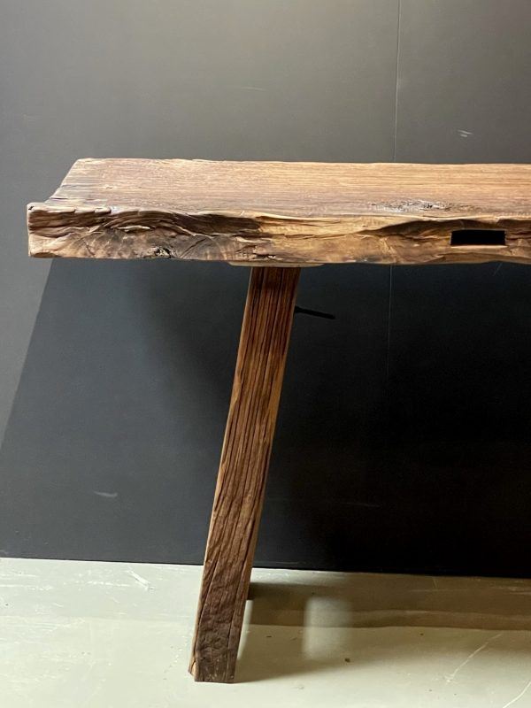 Sidetable van 200 jaar oud eiken