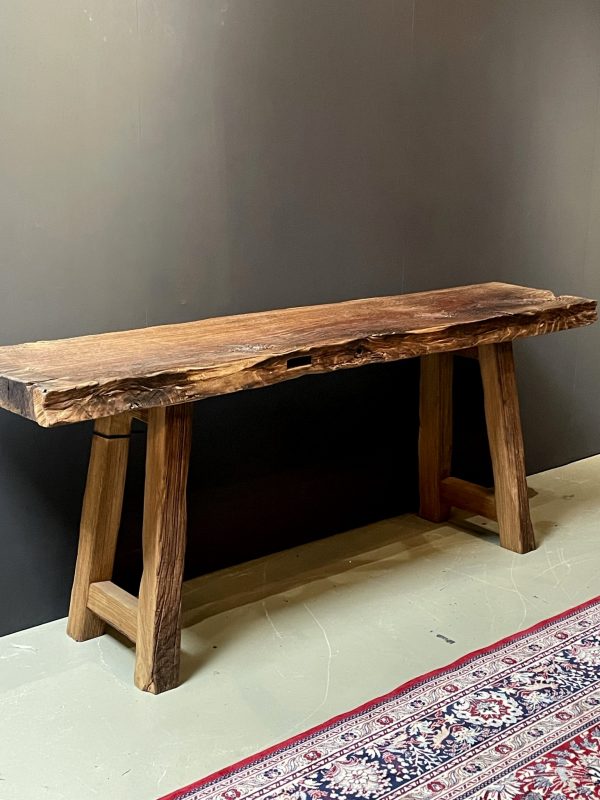 Sidetable van 200 jaar oud eiken