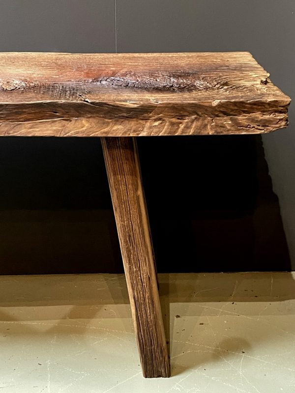 Sidetable van 200 jaar oud eiken