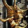 Gouden schelp op marmeren sokkel Gouden schelp op marmeren sokkel