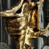 Gouden schelp op marmeren sokkel Gouden schelp op marmeren sokkel