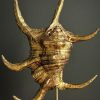 Gouden schelp op marmeren sokkel