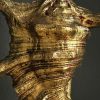 Gouden schelp op marmeren sokkel Gouden schelp op marmeren sokkel