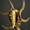 Gouden schelp op marmeren sokkel Gouden schelp op marmeren sokkel
