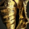 Gouden schelp op marmeren sokkel Gouden schelp op marmeren sokkel
