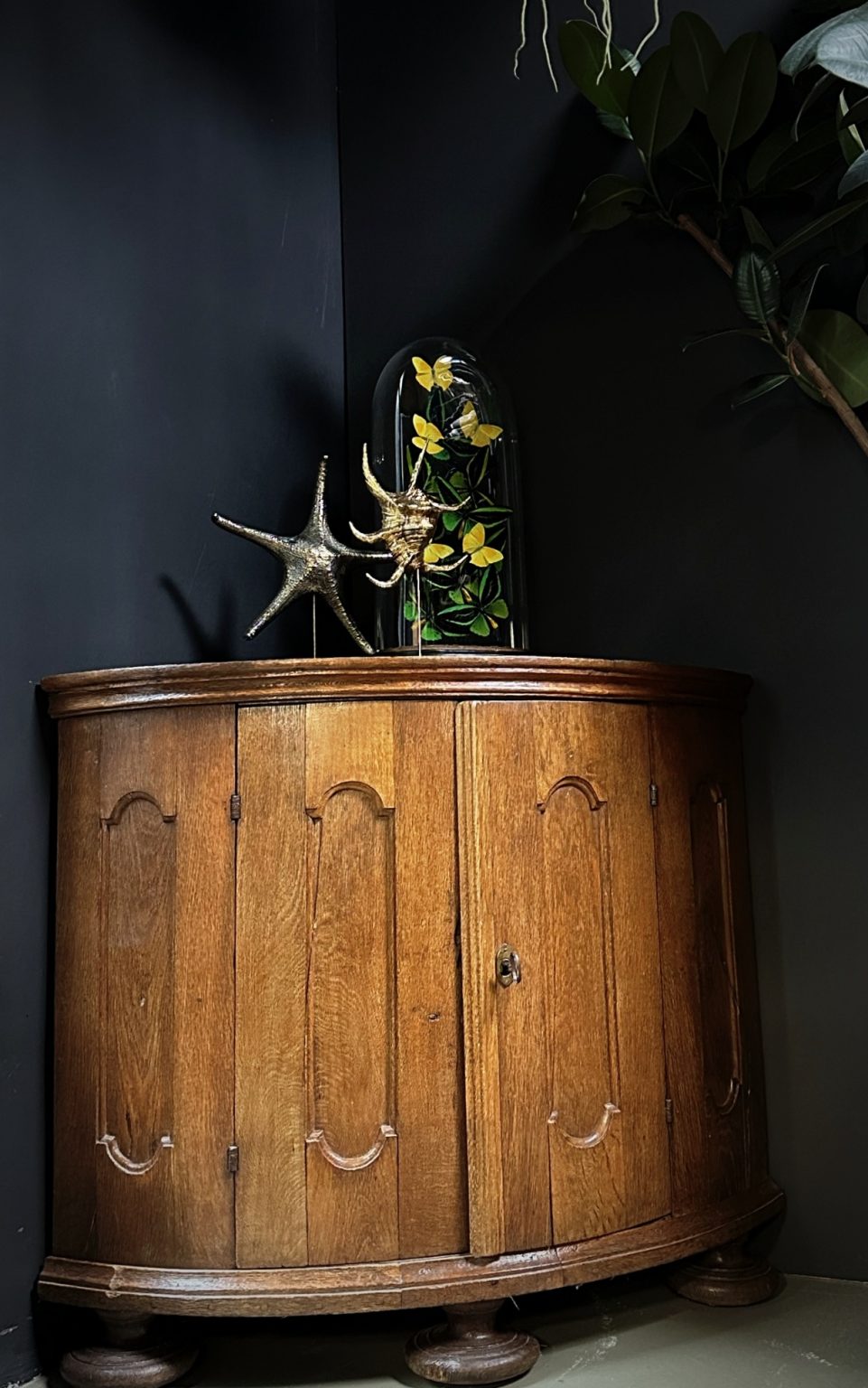 Decorative antique oak corner BEAST Interiors