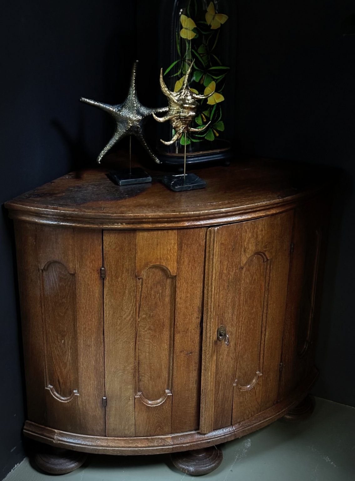 Decorative antique oak corner BEAST Interiors