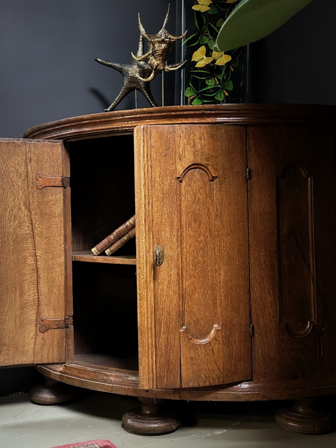 Decorative antique oak corner BEAST Interiors