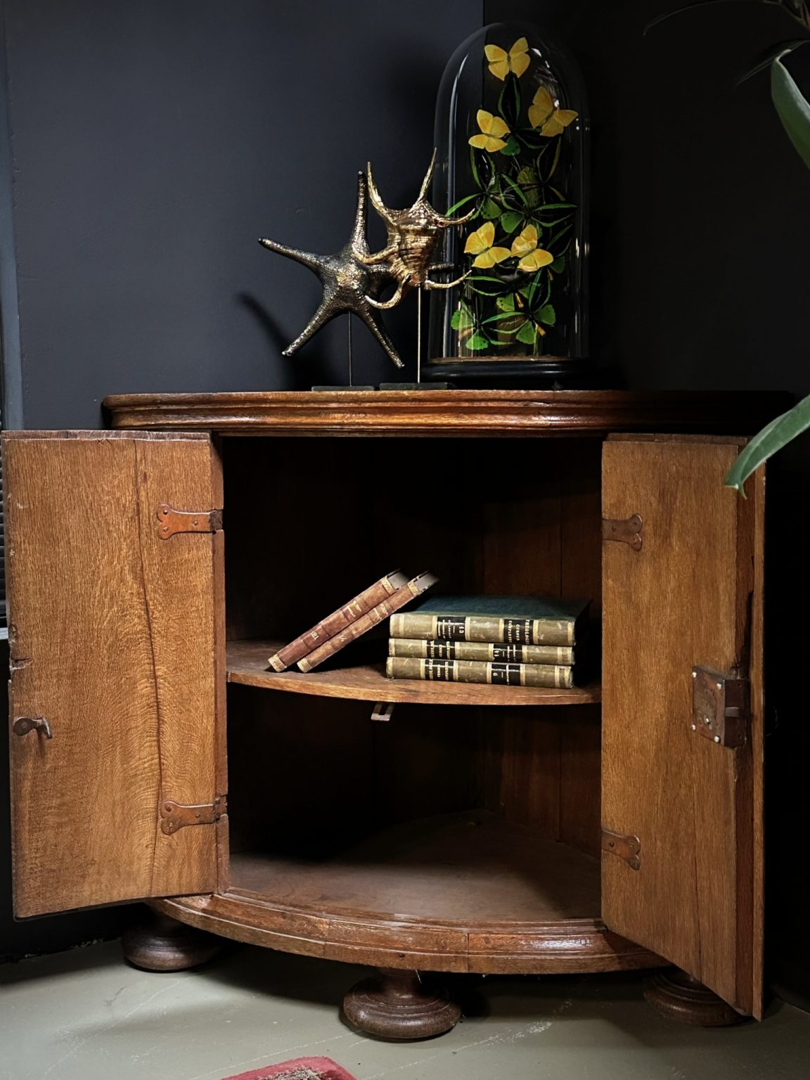 Decorative antique oak corner BEAST Interiors