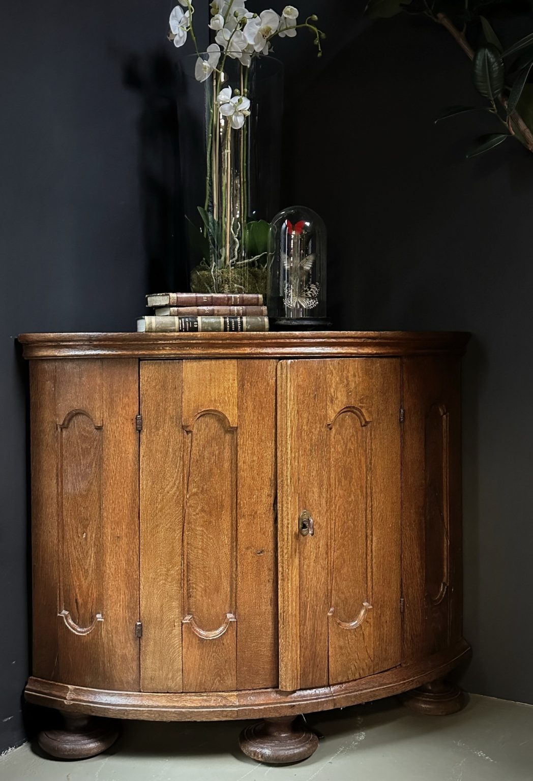 Decorative antique oak corner BEAST Interiors