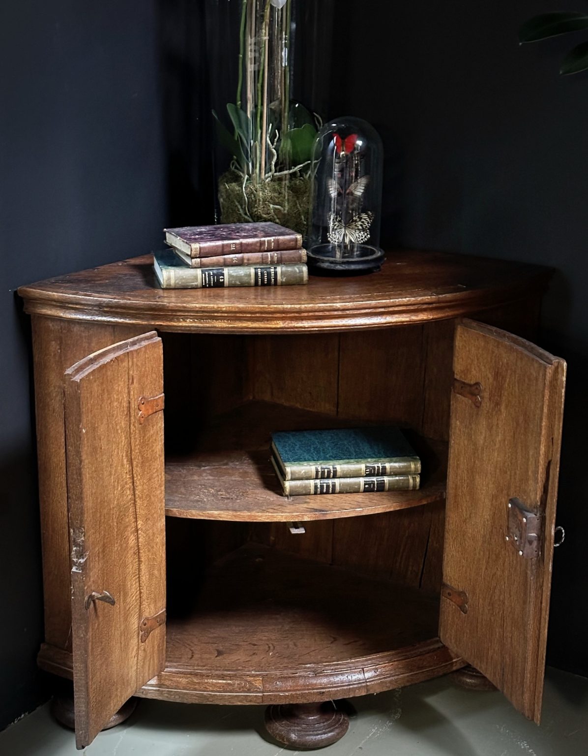 Decorative antique oak corner BEAST Interiors