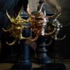 Gouden schelp op marmeren sokkel Gouden schelp op marmeren sokkel