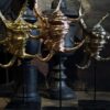 Gouden schelp op marmeren sokkel Gouden schelp op marmeren sokkel