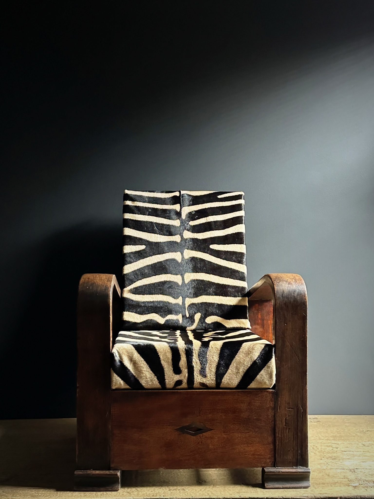 Zebra kussens voor antieke stoelen.