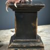 Opgezette witte haan op een klassieke console